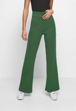 YAS Victoria Wide- Broek - Greener Pastures