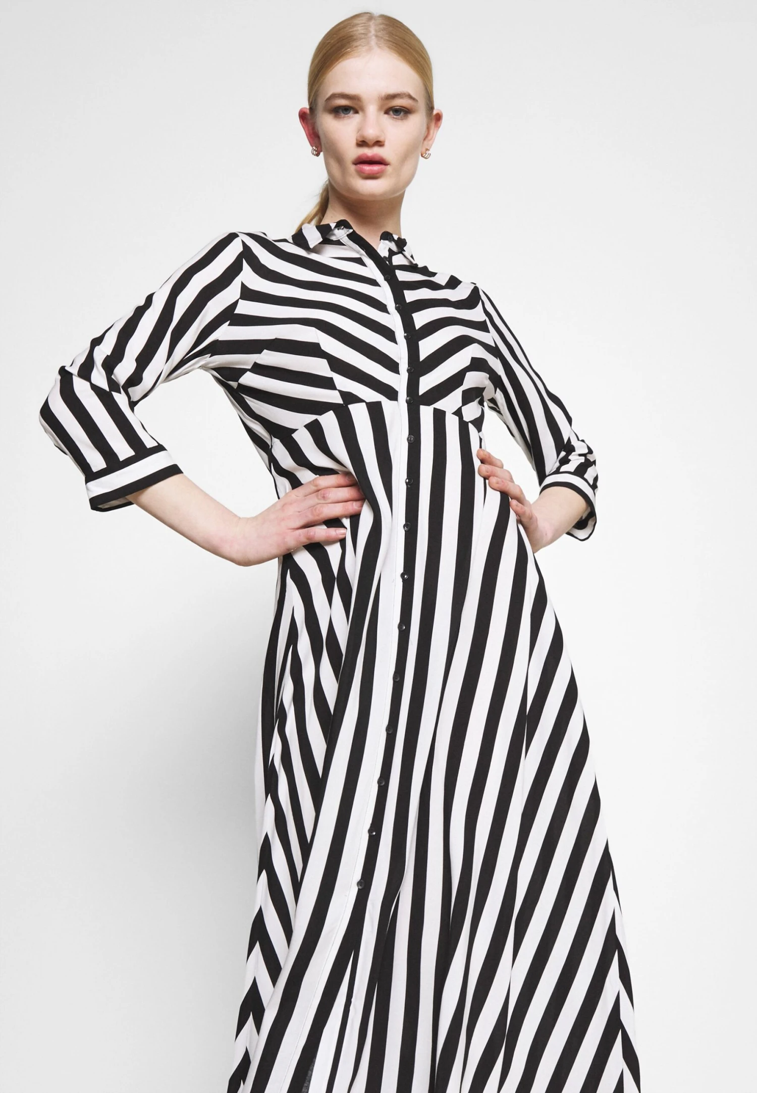 Yassavanna Long Shirt Dress - Maxi-Jurk - Black/ White Stripes 6 Yassavanna Long Shirt Dress - Maxi-Jurk - Black/ White Stripes - Afbeelding 4