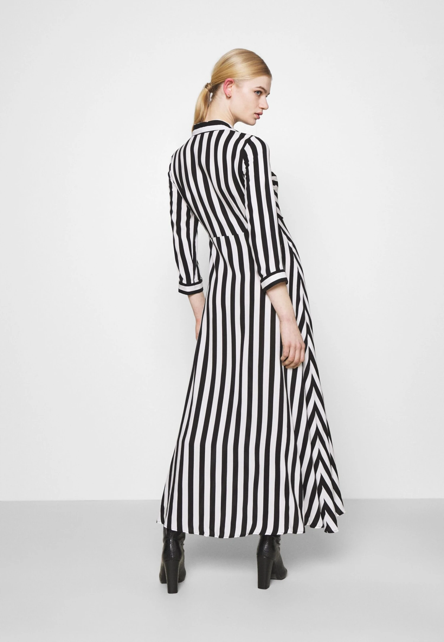 Yassavanna Long Shirt Dress - Maxi-Jurk - Black/ White Stripes 5 Yassavanna Long Shirt Dress - Maxi-Jurk - Black/ White Stripes - Afbeelding 3