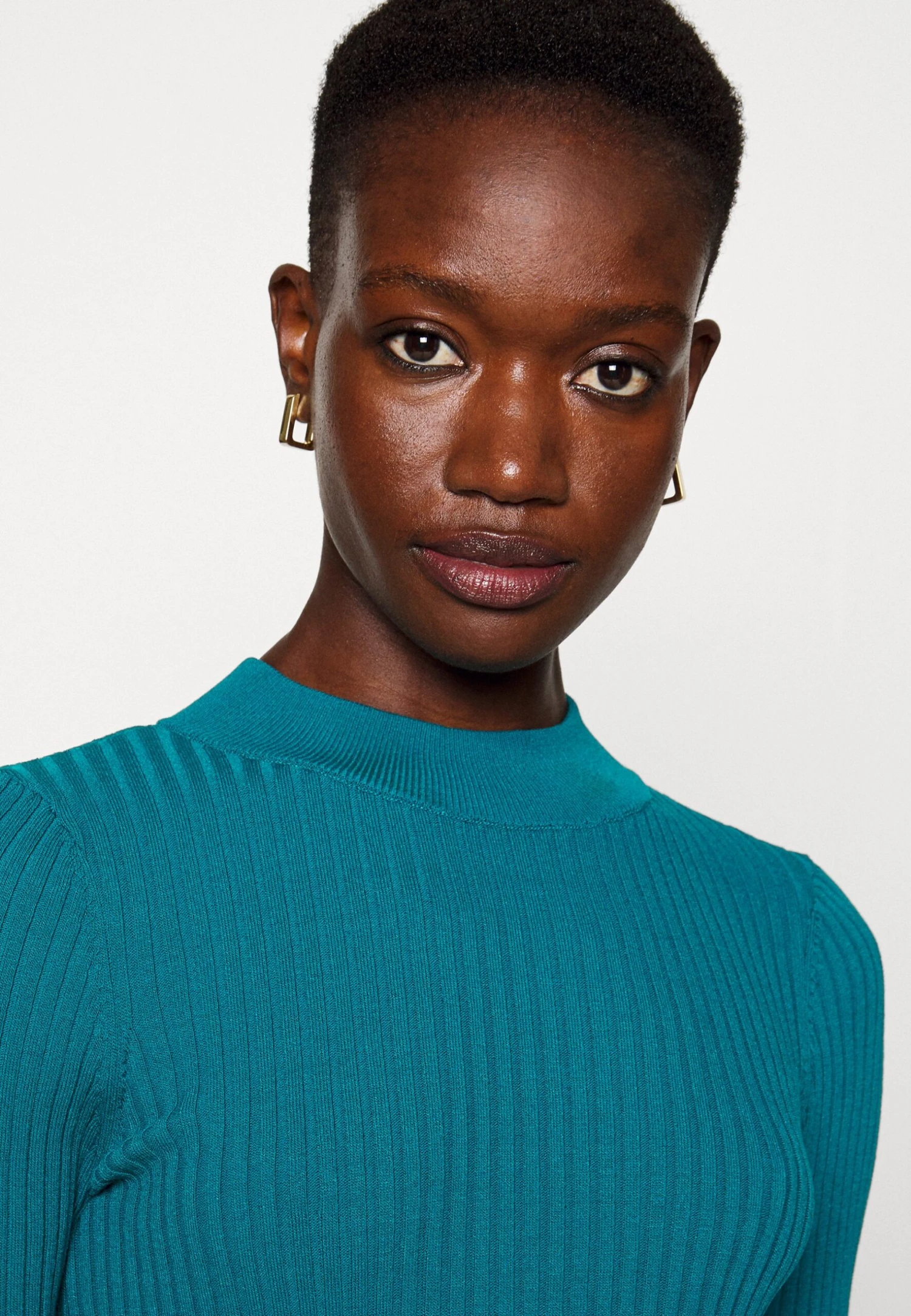 Yastrista- Gebreide Jurk - Deep Lakedetail:Black Constrast 6 Yastrista- Gebreide Jurk - Deep Lakedetail:Black Constrast - Afbeelding 4