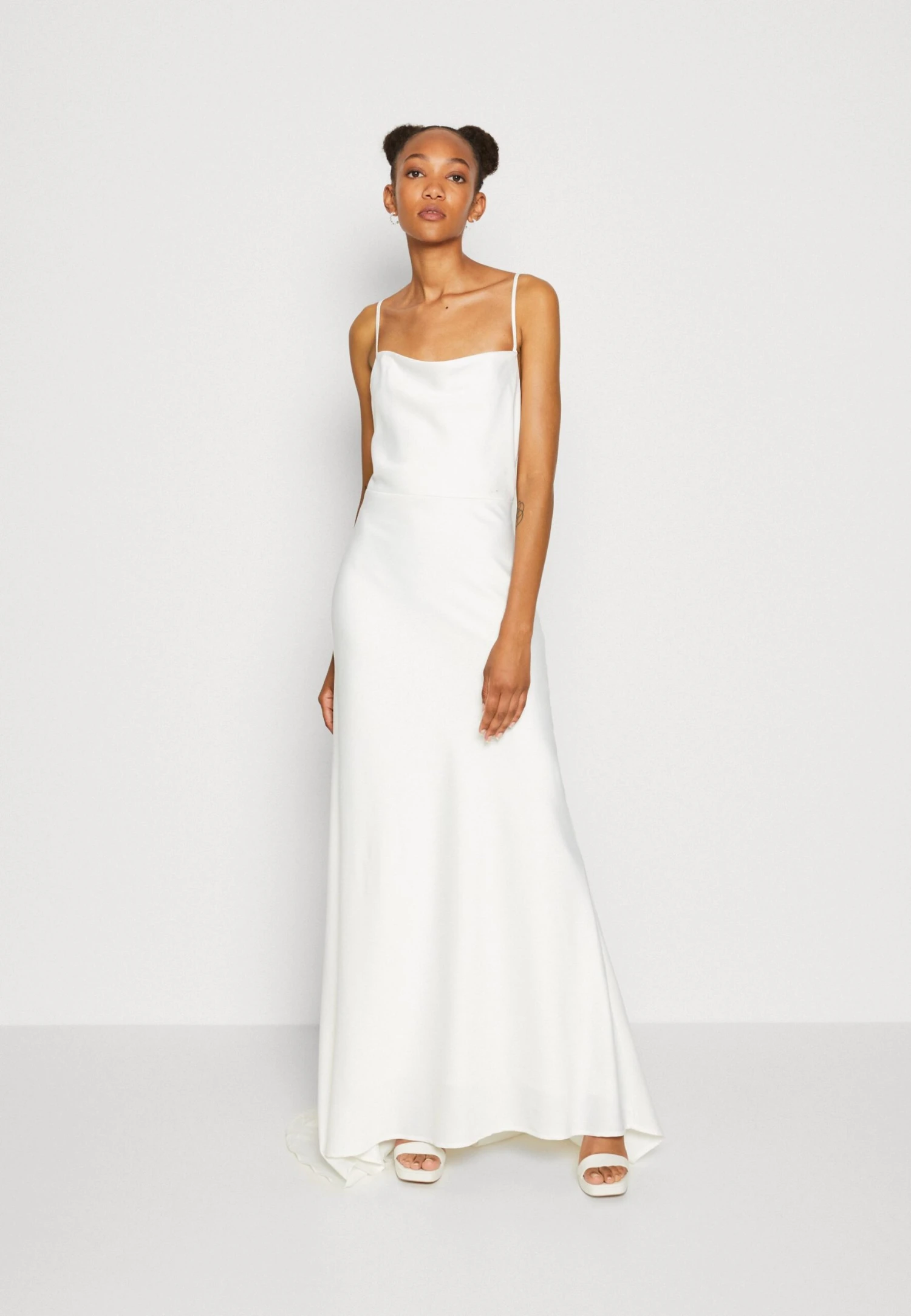 Yasdottea Strapback Train Dress - Galajurk - Star White 3 Yasdottea Strapback Train Dress - Galajurk - Star White