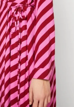 Yassavanna Long Wrap Dress - Jurk - Pink/Rhubarb Stripe 13 Yassavanna Long Wrap Dress - Jurk - Pink/Rhubarb Stripe -Yas 2eea652de475434f88d4d533e7605e0e