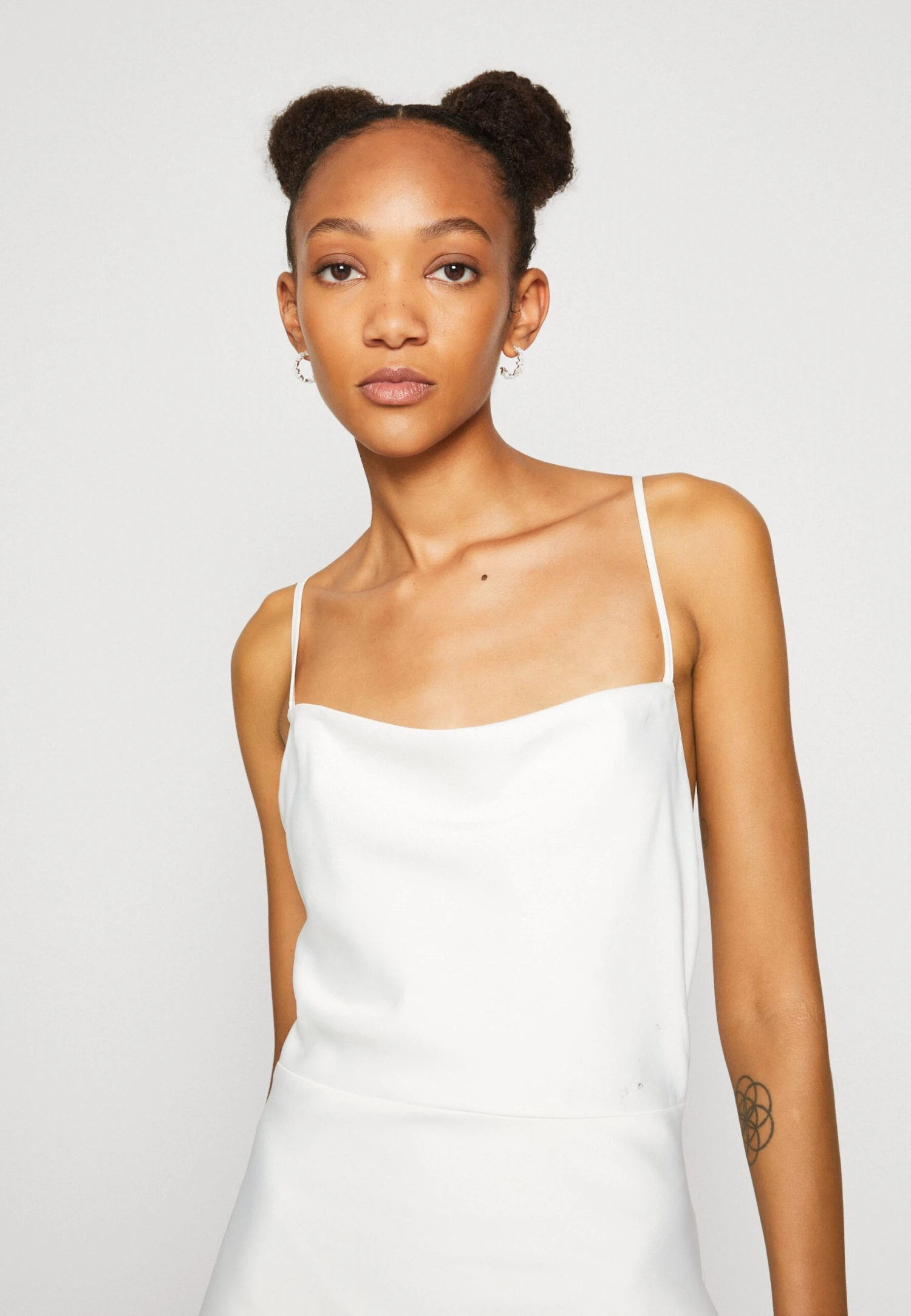 Yasdottea Strapback Train Dress - Galajurk - Star White 6 Yasdottea Strapback Train Dress - Galajurk - Star White - Afbeelding 4