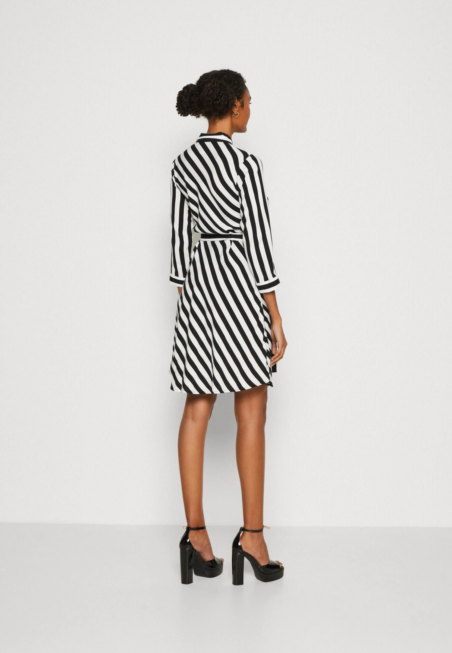 Yassavanna 3/4 Short Shirt Dress - Blousejurk - Star White/ Black 5 Yassavanna 3/4 Short Shirt Dress - Blousejurk - Star White/ Black - Afbeelding 3