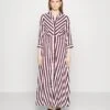 Yassavanna Long Shirt Dress - Maxi-Jurk - Winetasting/White 2 Yassavanna Long Shirt Dress - Maxi-Jurk - Winetasting/White -Yas 408b195764394241916eff46880129eb