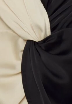 YAS Vanessa V Neck Ls - Blouse - Bleached Sand/Black 12 YAS Vanessa V Neck Ls - Blouse - Bleached Sand/Black -Yas 4f5534afd37048b2a3662ea182105a3d