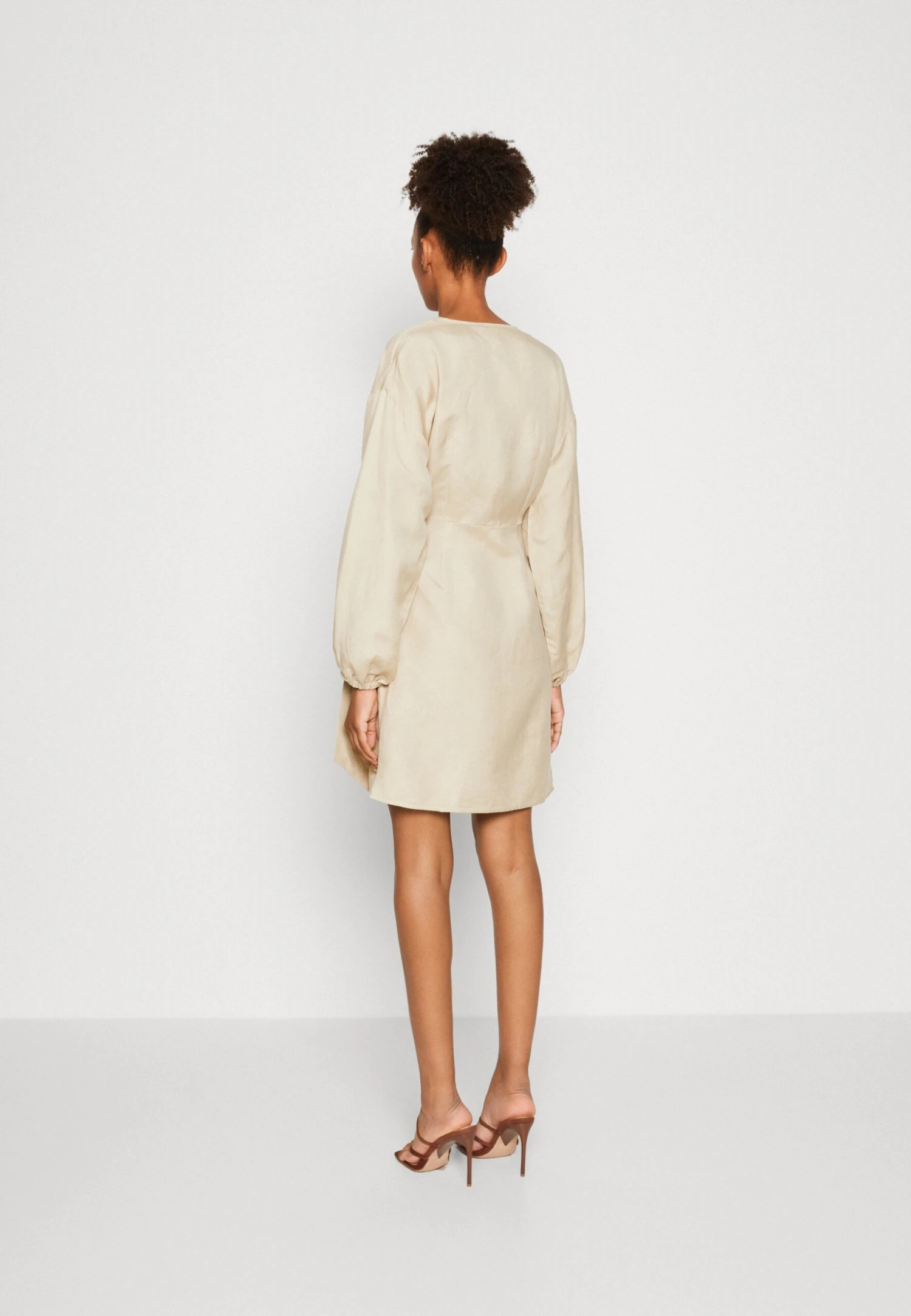 Yasheat Wrap Dress - Jurk - Birch 5 Yasheat Wrap Dress - Jurk - Birch - Afbeelding 3