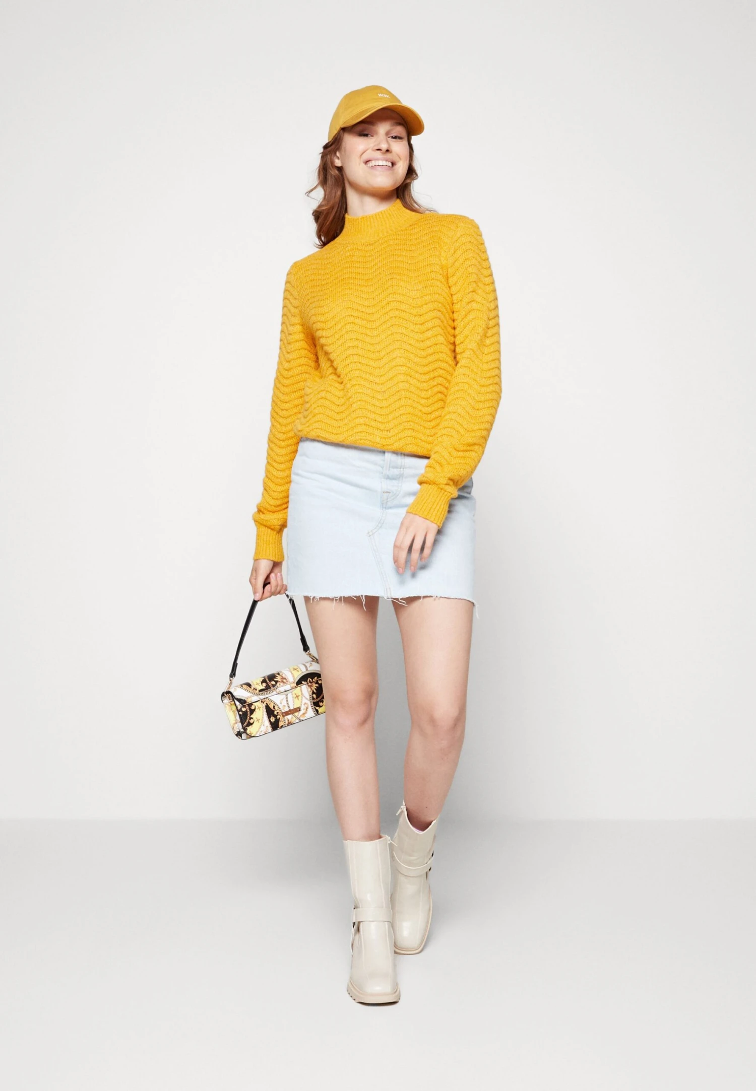 Yasbetricia - Trui - Golden Yellow 4 Yasbetricia - Trui - Golden Yellow - Afbeelding 2