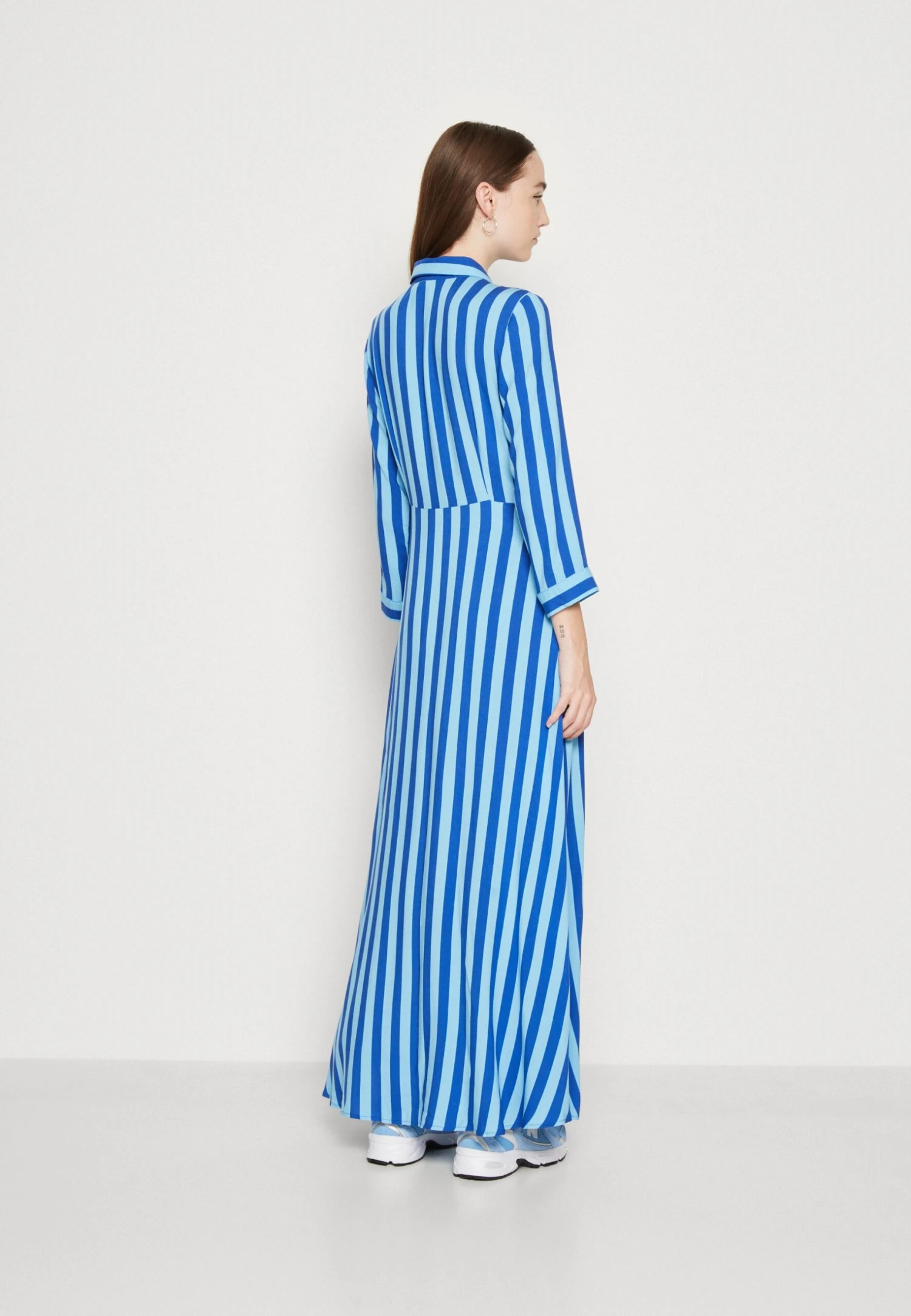 Yassavanna Long Shirt Dress - Maxi-Jurk - Surf The Web/Alaskan Blue 5 Yassavanna Long Shirt Dress - Maxi-Jurk - Surf The Web/Alaskan Blue - Afbeelding 3
