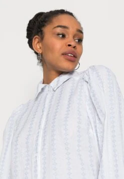 Yasvilora- Blouse - Star White/Country Blue 10 Yasvilora- Blouse - Star White/Country Blue -Yas 7f676c0f4e5c4a9ab315cb1647a250b2