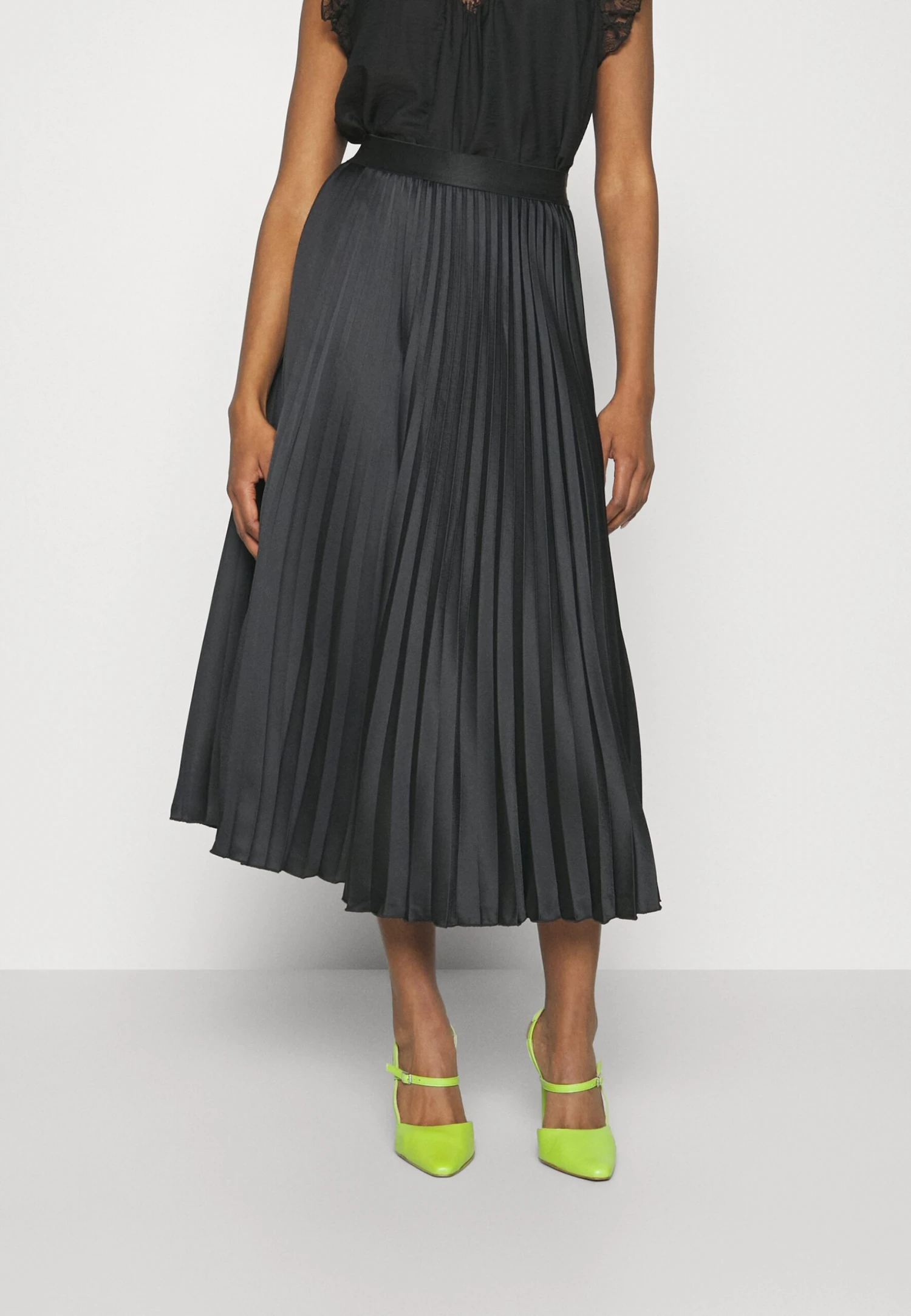 Yasceline- Plooirok - Black 3 Yasceline- Plooirok - Black