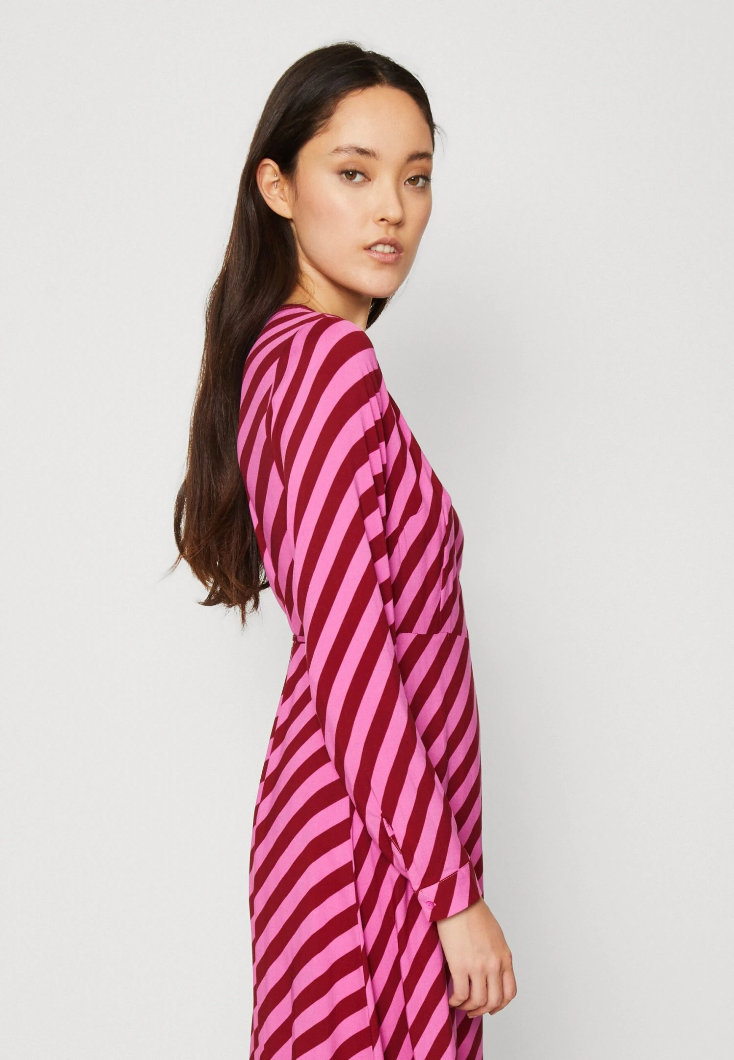 Yassavanna Long Wrap Dress - Jurk - Pink/Rhubarb Stripe 6 Yassavanna Long Wrap Dress - Jurk - Pink/Rhubarb Stripe - Afbeelding 4