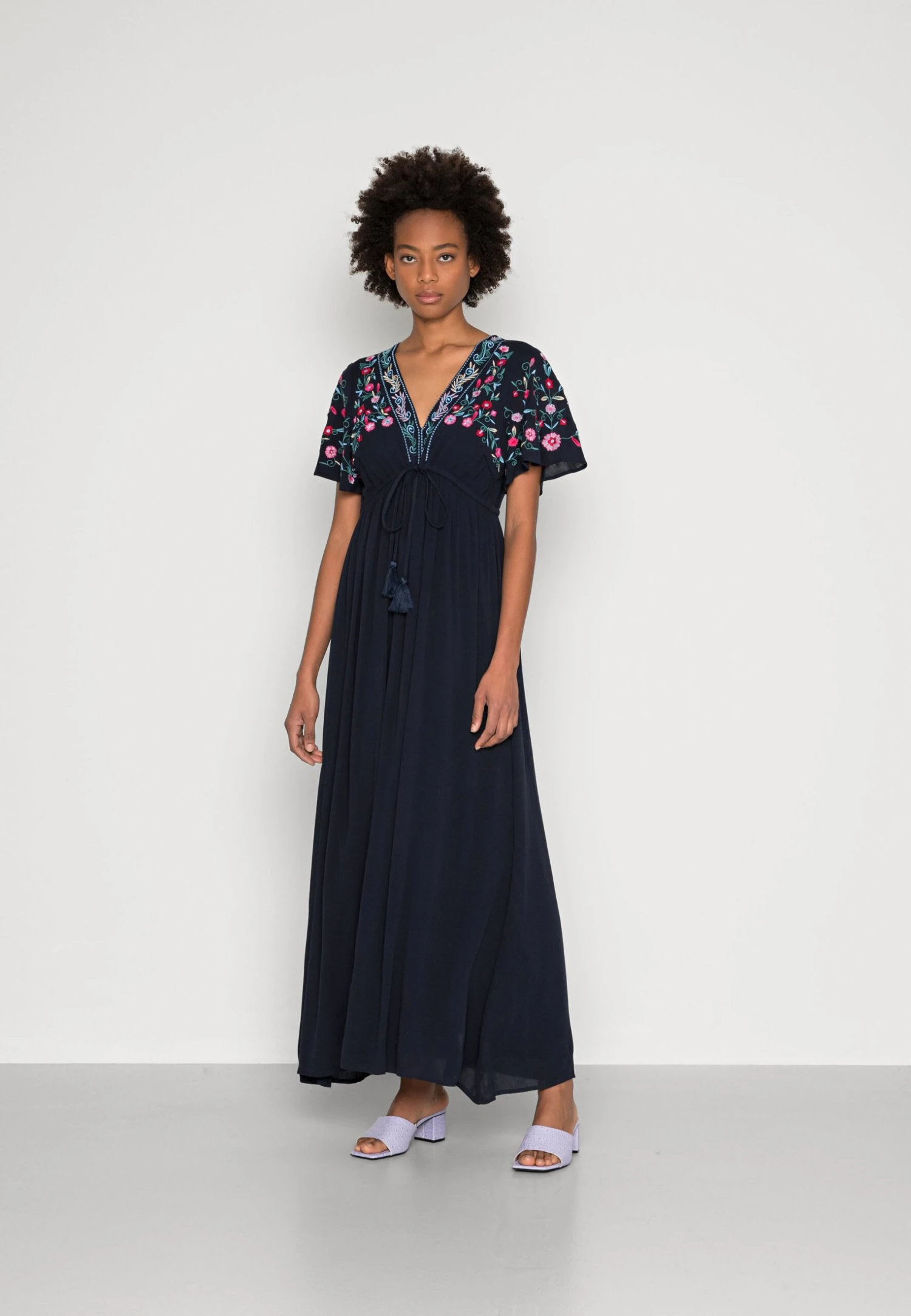 Yaschella Dress- Maxi-Jurk - Sky Captain Embroidery 4 Yaschella Dress- Maxi-Jurk - Sky Captain Embroidery - Afbeelding 2