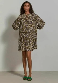 Yasruberta - Blousejurk - Olive/Beige/Berry 9 Yasruberta - Blousejurk - Olive/Beige/Berry -Yas ad6ca921036d40f0b557cf9d896fa570