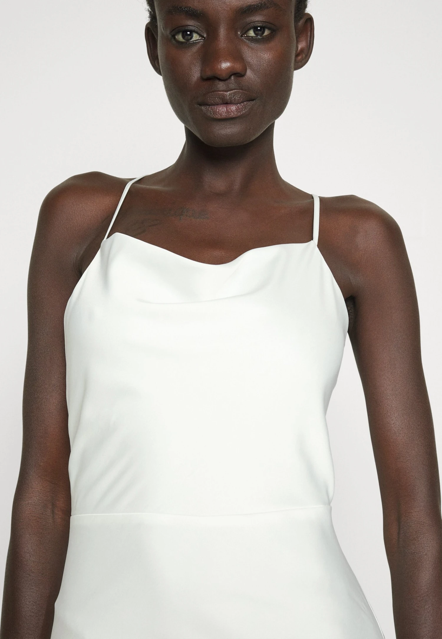 Yasdottea Strapback Train Dress- Galajurk - Star White 8 Yasdottea Strapback Train Dress- Galajurk - Star White - Afbeelding 6