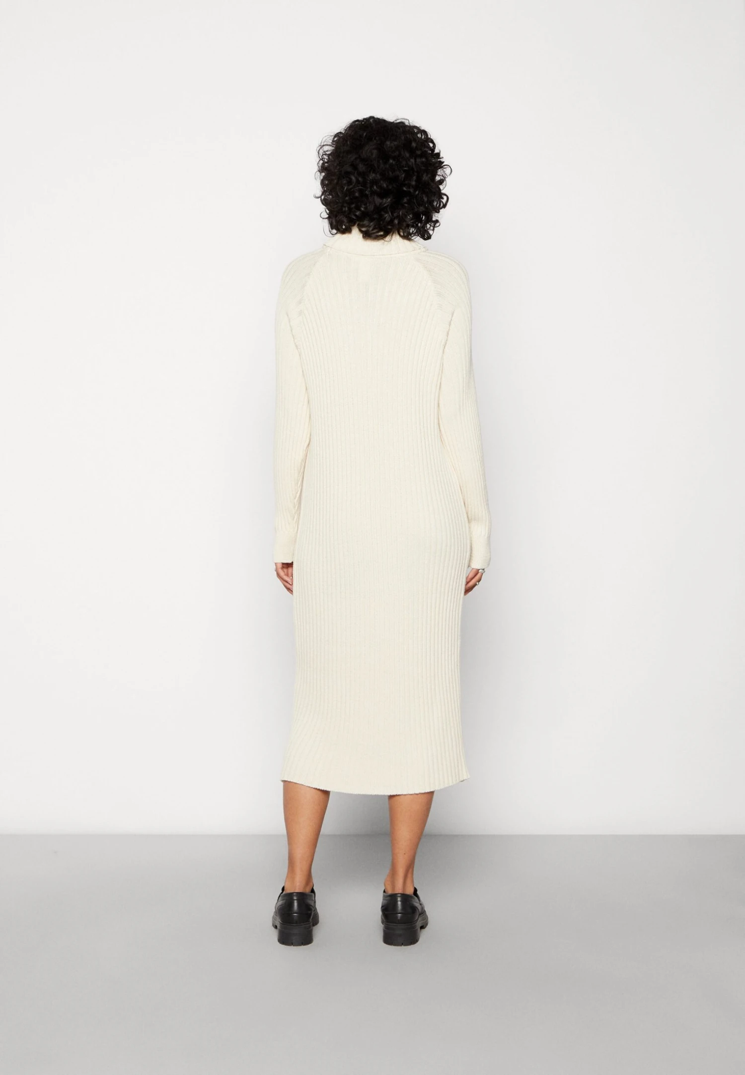 YAS Midi Rollneck S Noos - Gebreide Jurk - Birch 5 YAS Midi Rollneck S Noos - Gebreide Jurk - Birch - Afbeelding 3