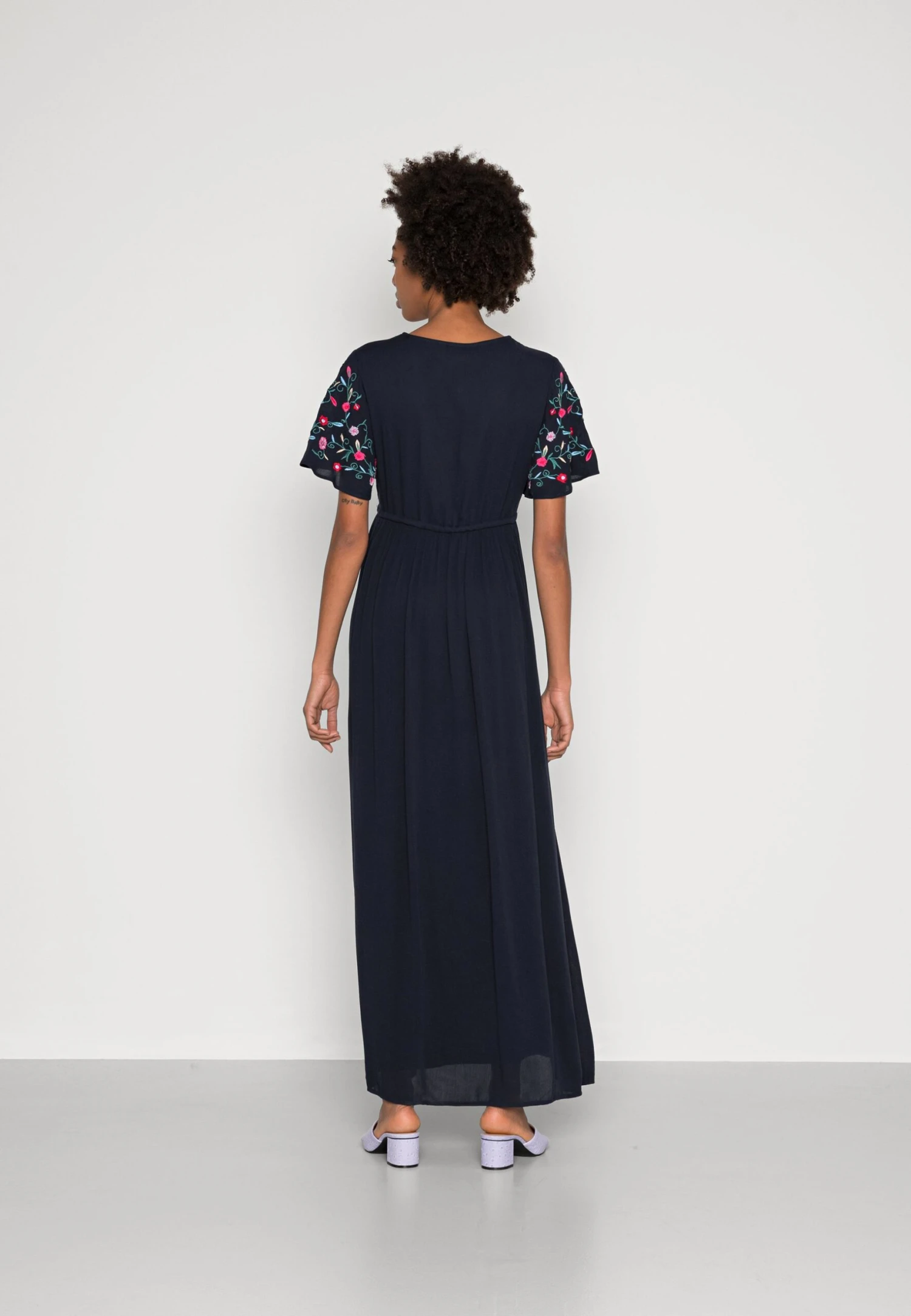 Yaschella Dress- Maxi-Jurk - Sky Captain Embroidery 5 Yaschella Dress- Maxi-Jurk - Sky Captain Embroidery - Afbeelding 3