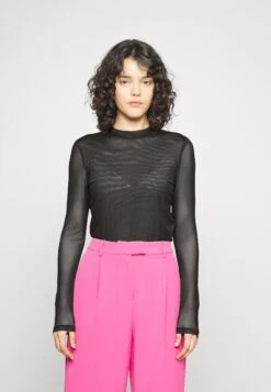 Yasnira - Longsleeve - Black